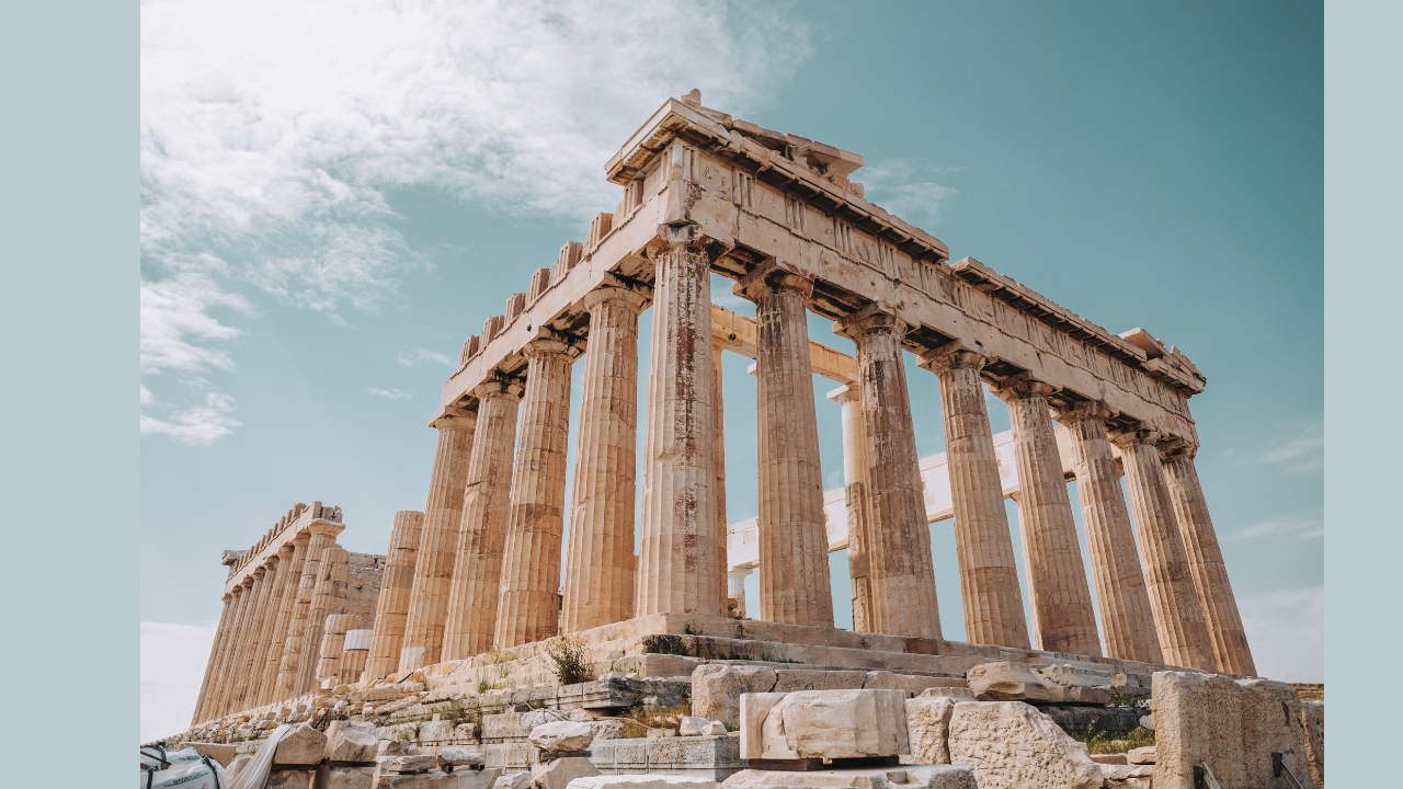 <p style="text-align: left;">Stari Grci su smatrali da je u simetrčnom obliku sadržana sva harmonija i lepota ovog sveta.&nbsp;</p>
<p style="text-align: left;"><strong>Partenon</strong> je hram posvećen grčkoj boginji <strong>Atini</strong>, za&scaron;titnici grada Atine, izgrađen u 5. veku p.n.e. na Akropolju. Partenon se smatra trajnim simbolom antičke Grčke i spada u najveće svetske kulturne spomenike.</p>