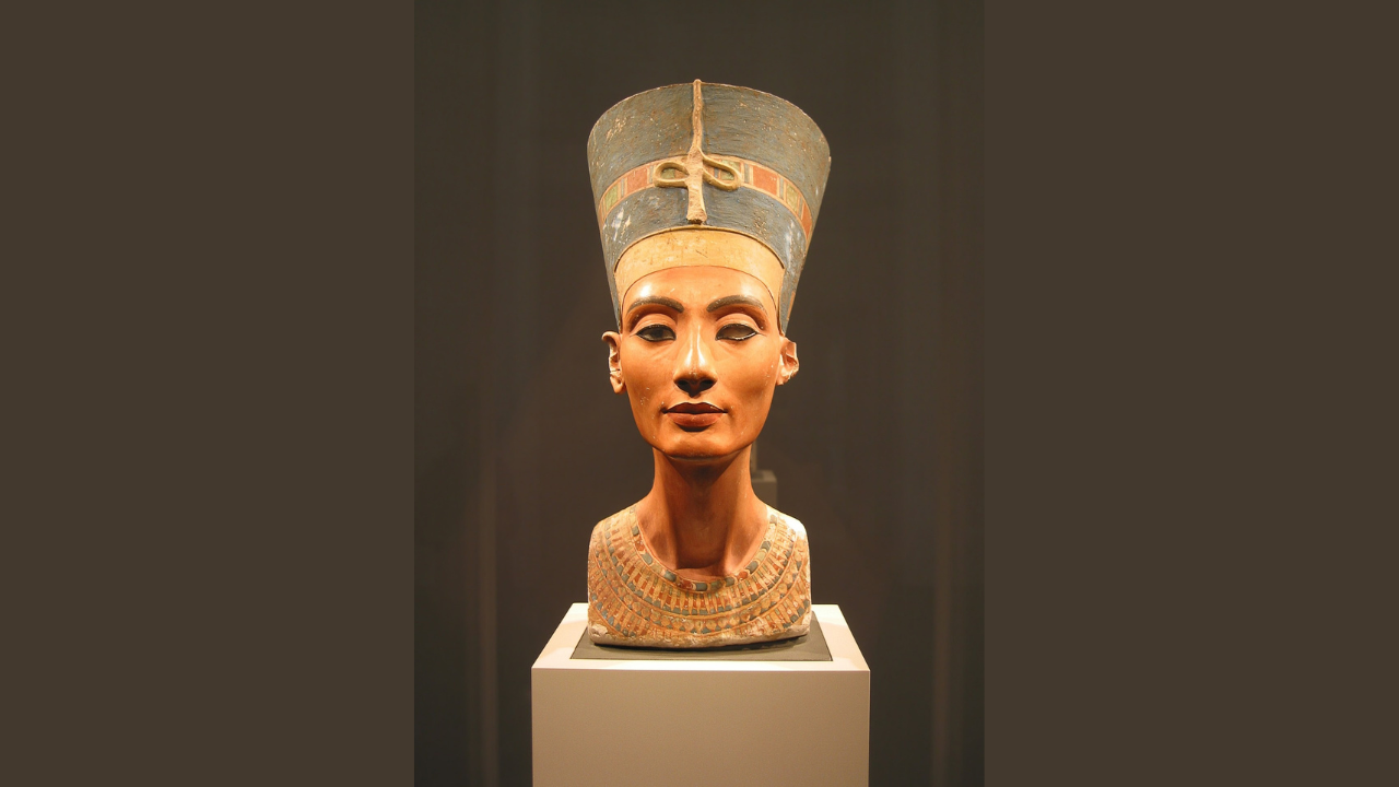 <p style="text-align: left;"><strong>Nefertiti</strong> je bila žena egipatskog faraona Amenhotepa IV. U istoriji je upamćena po verskoj reformi, koju je sprovela u Egiptu zajedno sa svojim mužem. Sem toga, smatra se da je u liku egipatske kraljice Nefertiti sadržana savr&scaron;ena simetrija leve i desne strane lica. Upravo zato se Nefertiti i danas spominje kao najlep&scaron;a žena svih vremena i civilizacija.</p>
