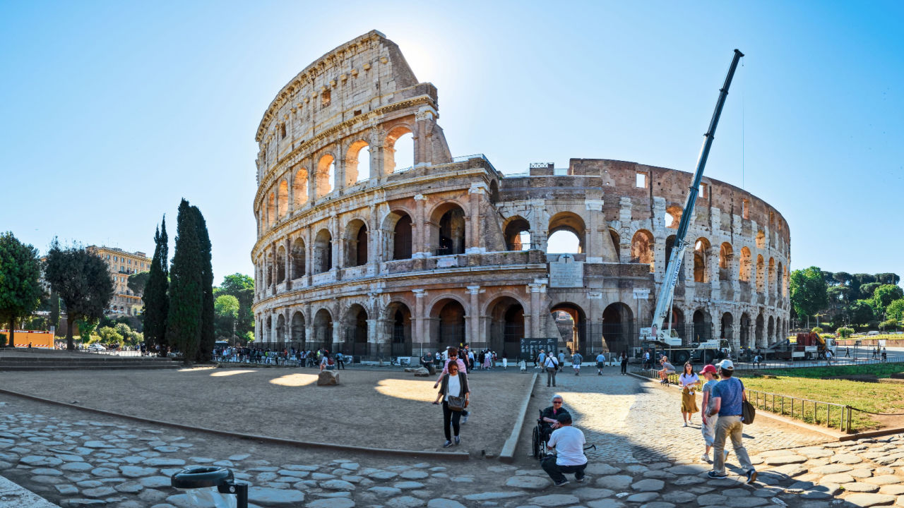 <p style="text-align: left;"><strong>Kolosum u Rimu</strong> je jedna od najznačajnijih simbola rimske države. Služio je <strong>za javne spektakle</strong>, npr. borbe gladijatora i bio je centar okupljanja stanovnika.&nbsp;</p>
