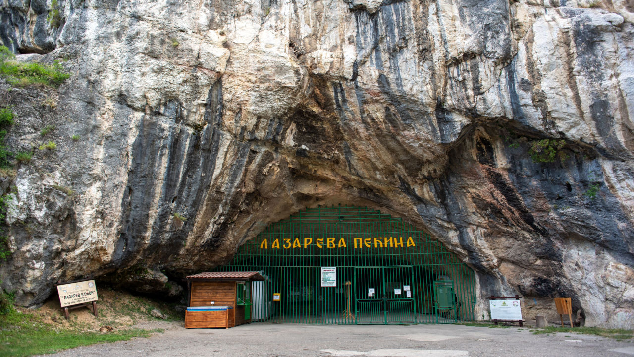 <p><strong>Lazareva pećina </strong>- primer kra&scaron;kog reljefa</p>