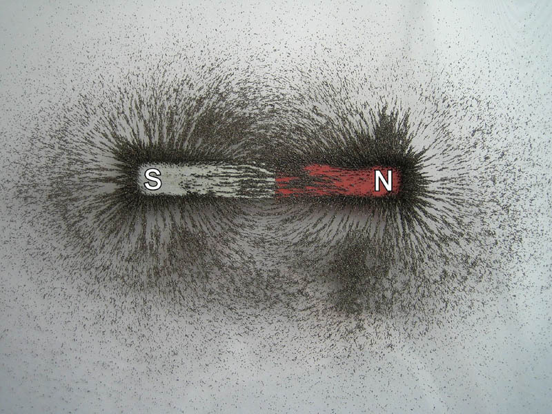 visualizing-magnetic-fields-with-iron-filings-3