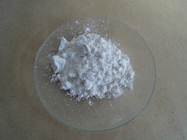 Calcium_oxide_powder