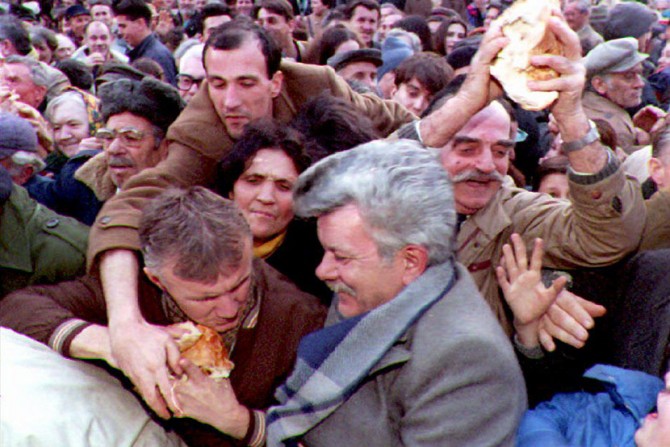 Hiper-inflacija-sankcije-Beograd-1994-godina-deljenje-hleba-siromastvo-670x447