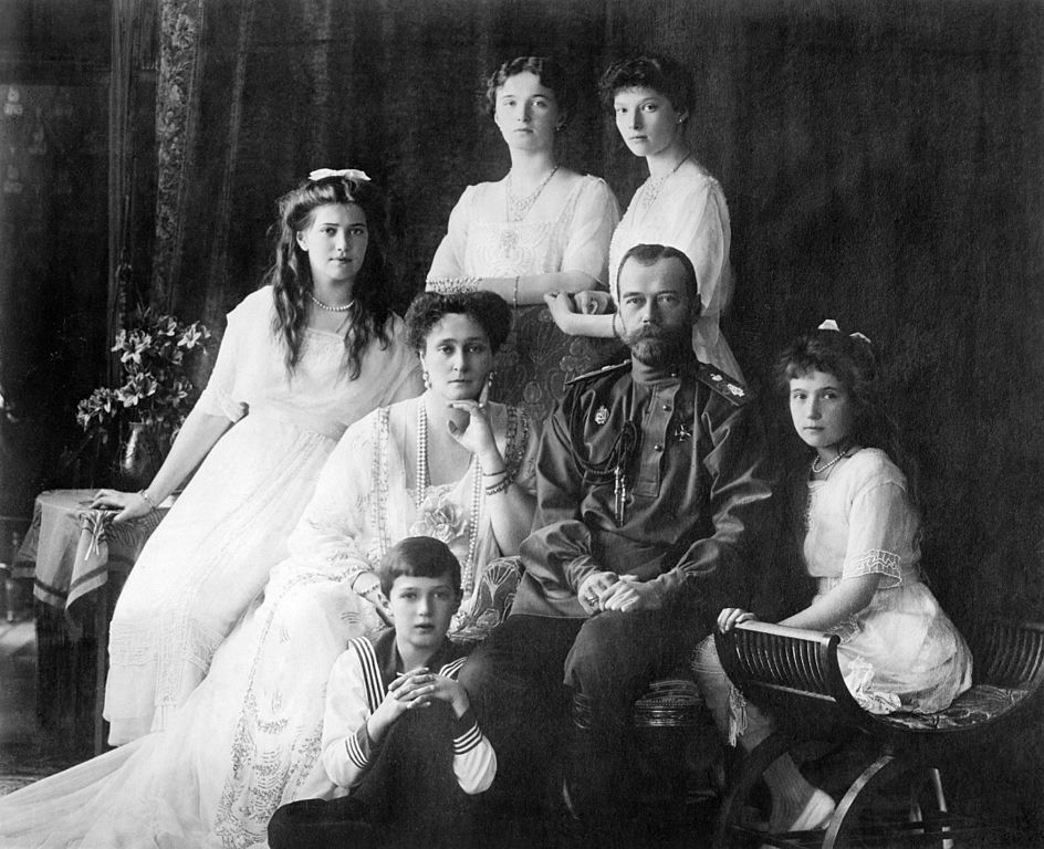 944px-Family_Nicholas_II_of_Russia_ca._1914