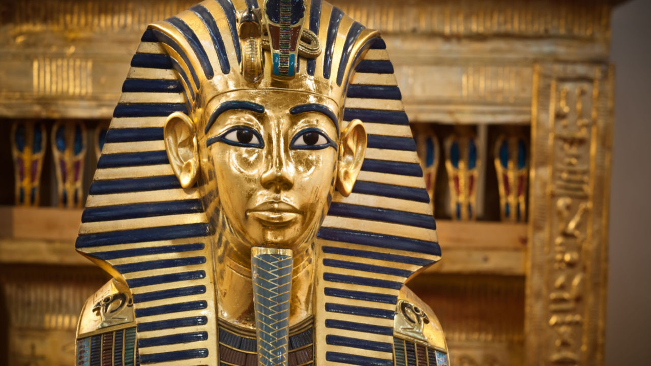 <p><span style="color: #ffffff;">Na čelu Egipatske države bio je <strong>faraon</strong>. Njegova vlast je bila nasledna i neograničena, bio je vrhovni sudija i predvodnik vojske.&nbsp;</span></p>